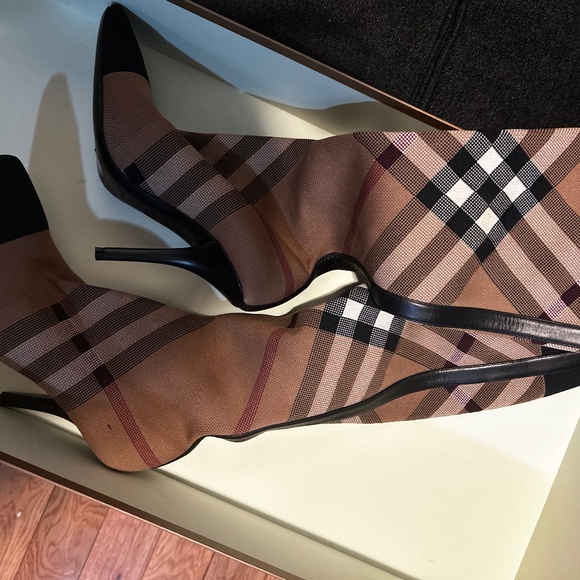 Burberry Heels - Picture 1 of 4